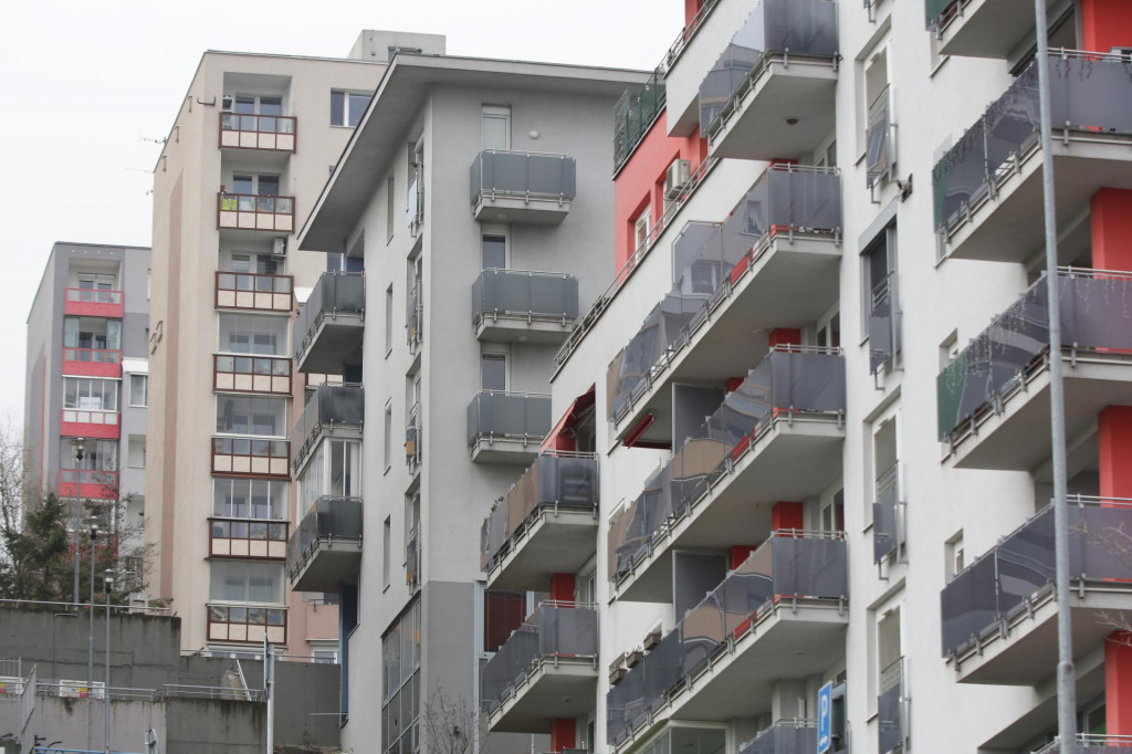 K dôvodom zdražovania sa pridajú aj rastúce nájmy či slabá nová výstavba, ktorá bude škrtiť ponuku nehnuteľností, objasnila Realitná únia. FOTO: Peter Mayer