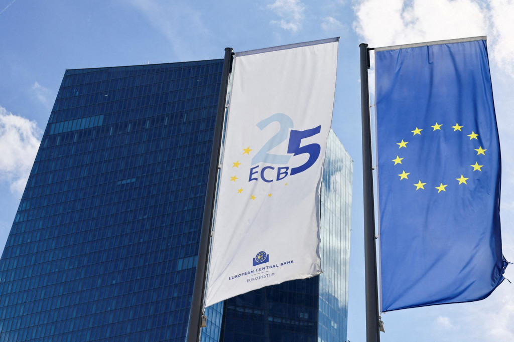 FILE PHOTO: A view shows the European Central Bank (ECB) flag and the flag of the European Union in front of the ECB Building, on the day of the monthly news conference following the ECB‘s monetary policy meeting in Frankfurt, Germany, September 14, 2023. REUTERS/Wolfgang Rattay/File Photo FOTO: Wolfgang Rattay