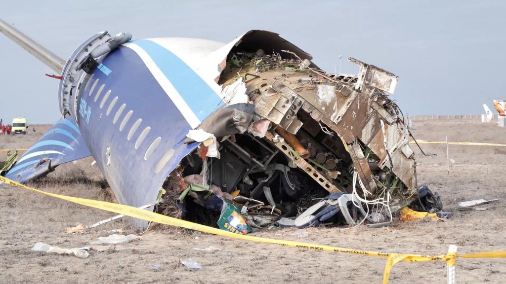 Vrak lietadla Embraer 190 azerbajdžanských aerolínií AZAL, ktoré sa zrútilo pri meste Aktau na západe Kazachstanu. FOTO: TASR/AP