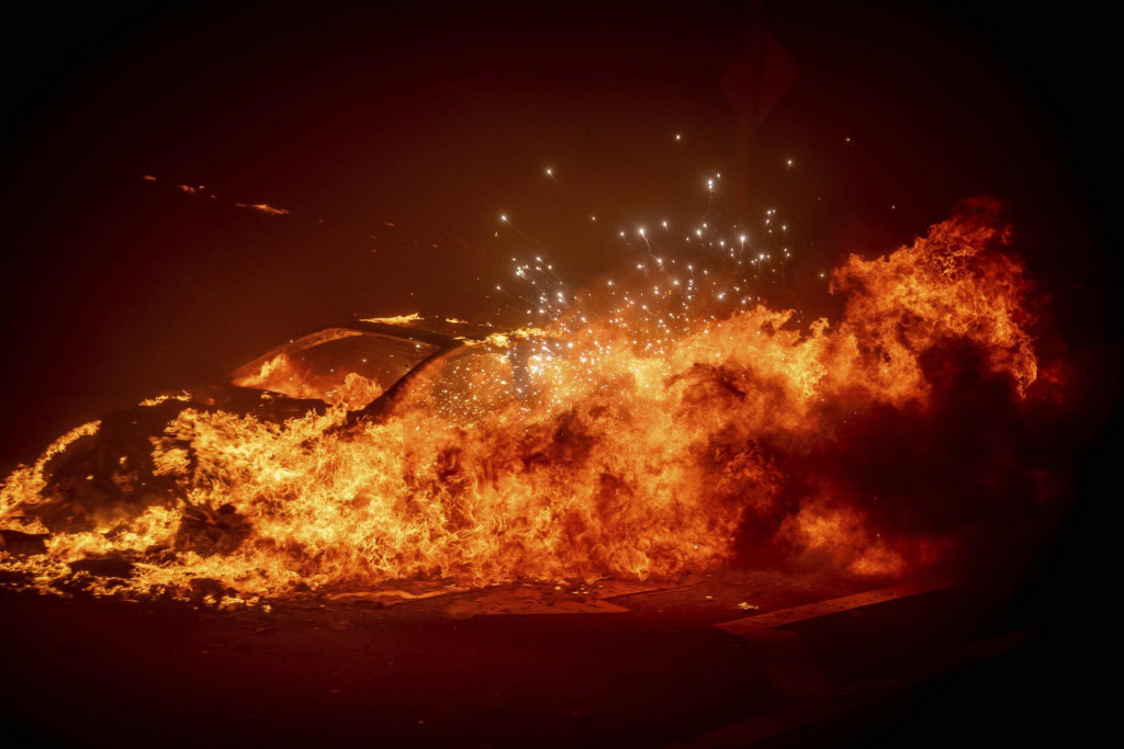 Osobné auto horí počas lesného požiaru, ktorý zachvátil štvrť Pacific Palisades v meste Los Angeles v americkom štáte Kalifornia. FOTO: TASR/AP