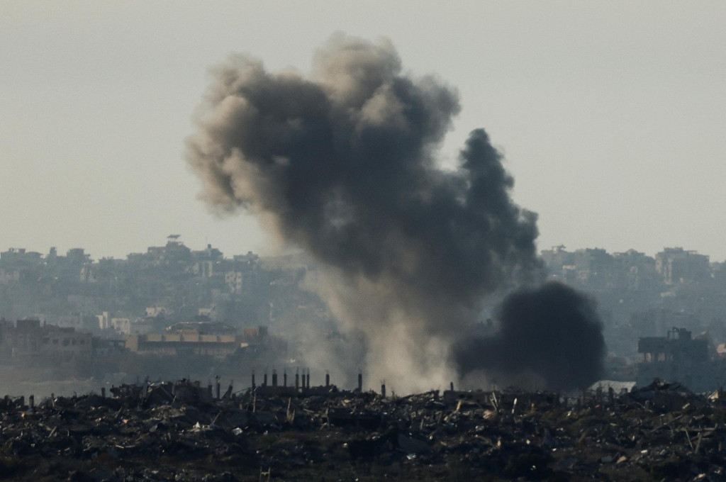 Dym sa valí v ruinách v Beit Hanoune v Pásme Gazy. FOTO: Reuters