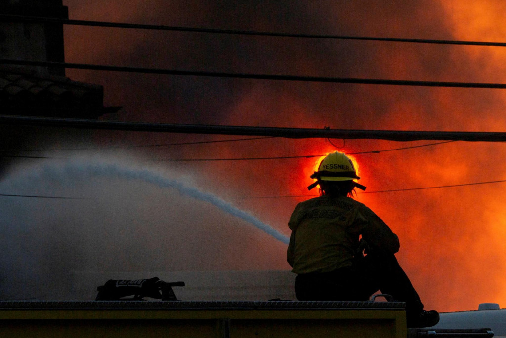 Los Angeles zasiahli masívne požiare. FOTO: Reuters