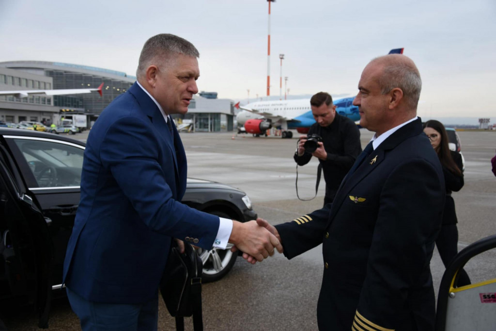 Vľavo predseda vlády Robert Fico nastupuje do lietadla na letisku M.R. Štefánika v Bratislav. FOTO: TASR/Martin Žigo