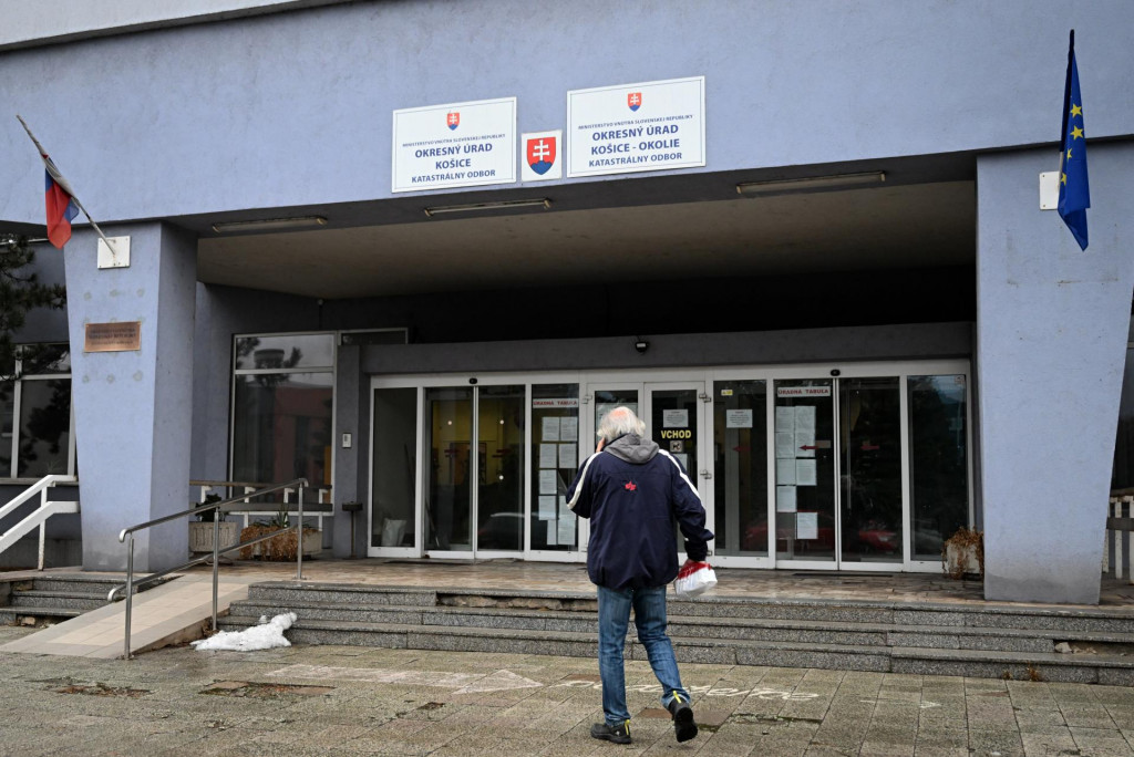 Občan prichádza k budove Katastrálneho odboru Okresného úradu v Košiciach, ktorý je zatvorený kvôli kybernetickému útoku. FOTO: TASR/František Iván