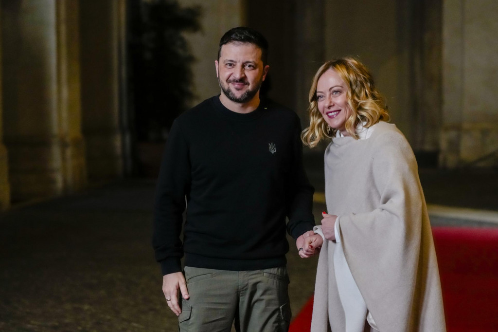 Talianska premiérka Giorgia Meloniová víta ukrajinského prezidenta Volodymyra Zelenského v Ríme. FOTO: TASR/AP