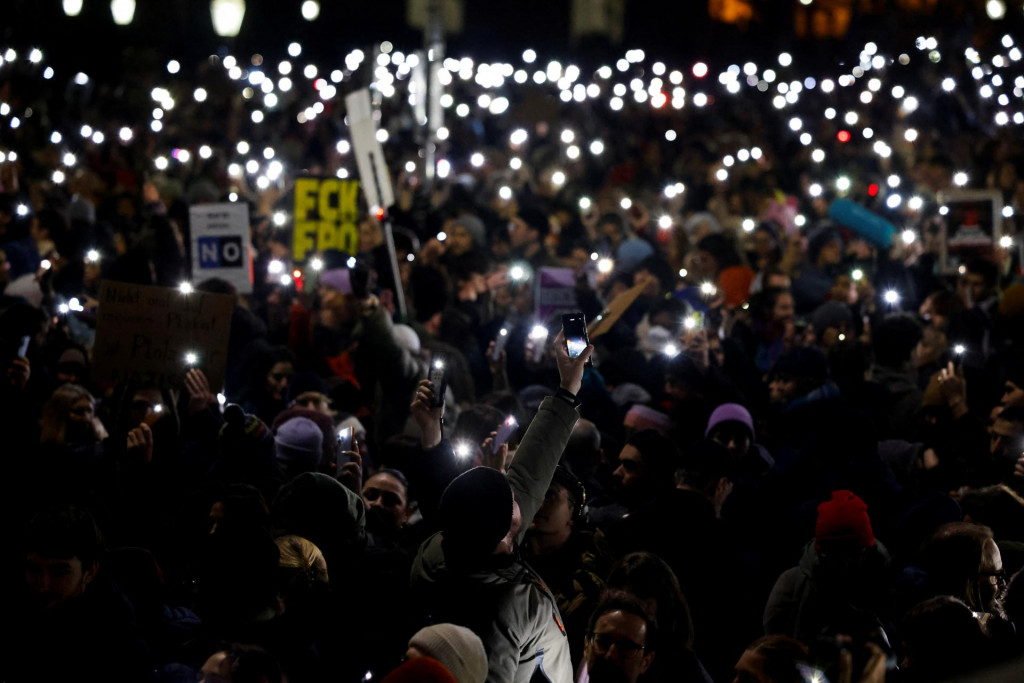 Demonštranti vo Viedni protestovali proti krajne pravicovej Strane slobody. FOTO: Reuters