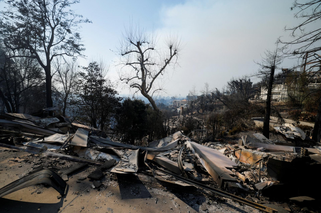 Zničené domy po požiari v Los Angeles. FOTO: Reuters