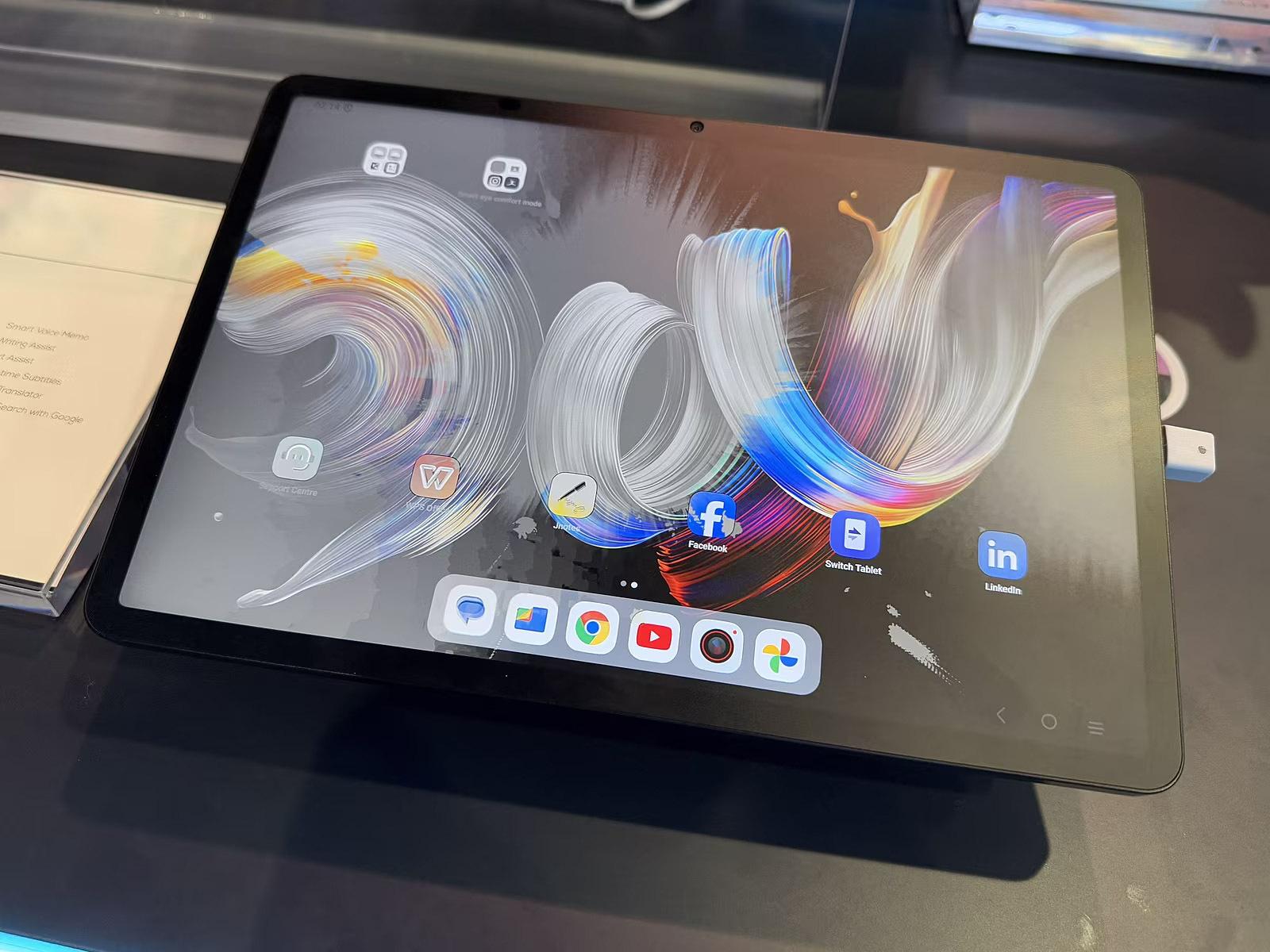 Je to taká predpremiéra, tlačová správa novinke venuje tri odstavčeky. Ale vyskúšať sme si novinku TCL mohli už na veľtrhu CES v Las Vegas, vystavená totiž bola. Nový tablet využíva najnovšiu technológiu NXTPaper 4.0 a je to naozaj paráda. Kto nemusí lesklé displeje, bude nadšený, navyše dostane ďalšie dva režimy.