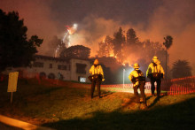 Kalifornskí hasiči zatiaľ nie príliš úspešne bojujú s veľkými požiarmi, ktoré sa šíria predovšetkým v oblasti Hollywoodu. FOTO: Reuters