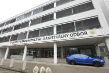 Katastrálny úrad na okresnom úrade v Ružinove v Bratislave z technických príčin kybernetického útoku zavreli. FOTO: Peter Mayer/Mafra