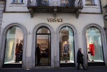 Predajňa Versace v Miláne. FOTO: REUTERS