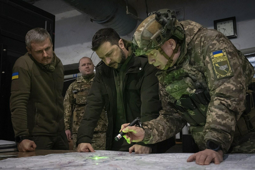 Volodymyr Zelenskyj a Oleksandr Sýrskyj študujú v Kupjansku mapu bojiska. FOTO: TASR/AP