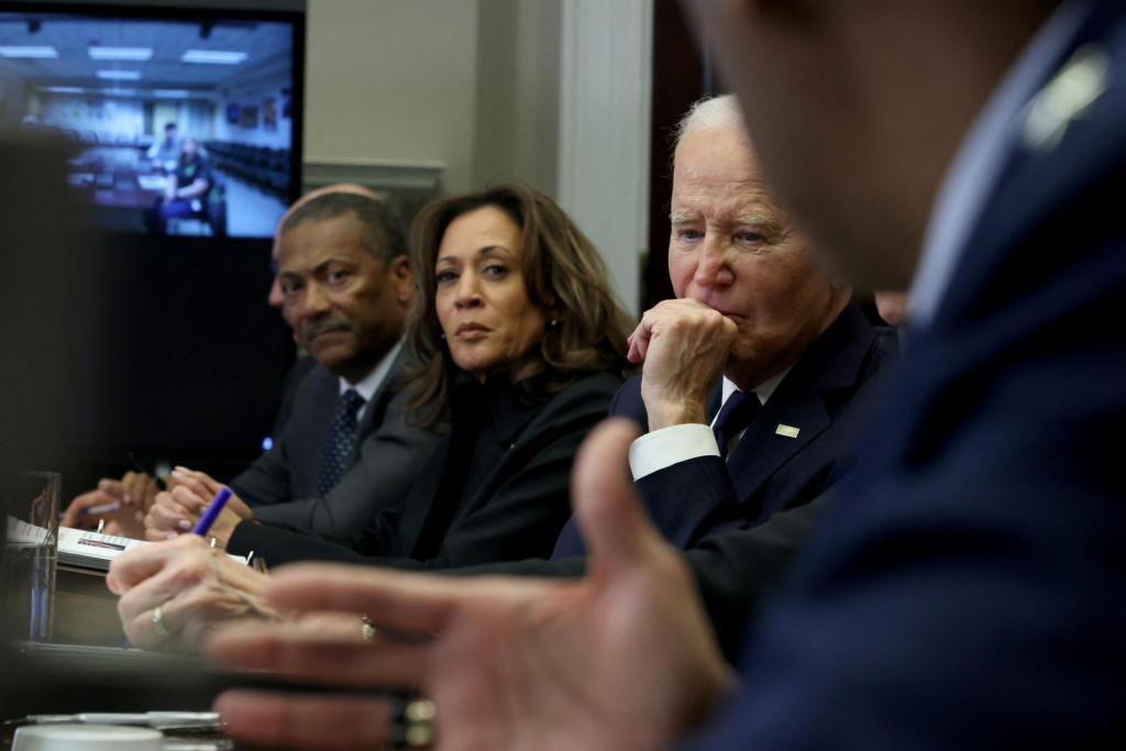 Americký prezident Joe Biden, sprevádzaný americkou viceprezidentkou Kamalou Harrisovou. FOTO: Reuters