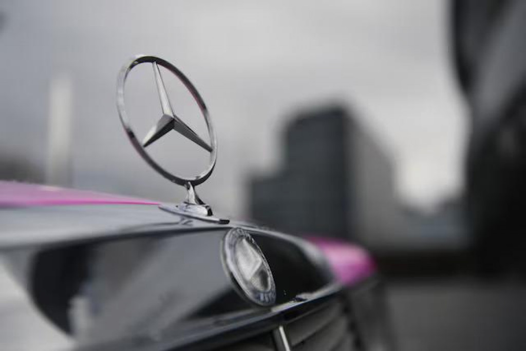 Logo Mercedes-Benz je vidieť na aute pred múzeom Mercedes-Benz v Štuttgarte. FOTO: Reuters