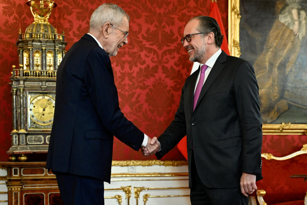 Rakúsky prezident Alexander Van der Bellen si podáva ruku s dezignovaným kancelárom Alexandrom Schallenbergom. FOTO: Reuters