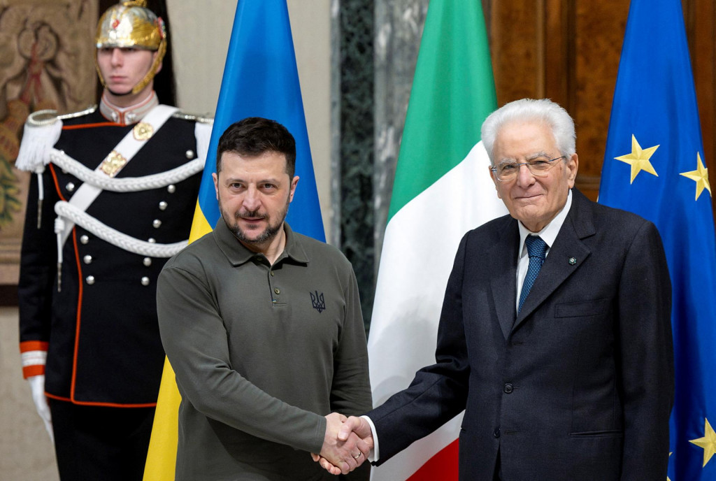 Taliansky prezident Sergio Mattarella a ukrajinský prezident Volodymyr Zelenskyj. FOTO: Rueters