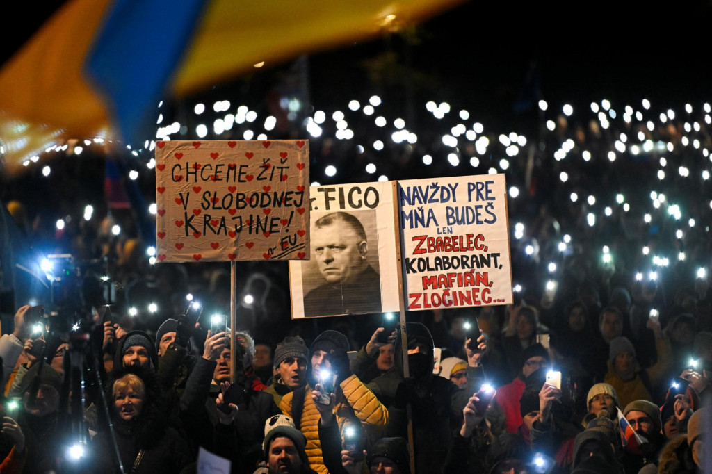 &Uacute;častn&iacute;ci protestu Slovensko je Eur&oacute;pa v Bratislave na N&aacute;mest&iacute; slobody v piatok 10. janu&aacute;ra 2025. FOTO: Reuters