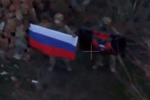 Na tomto zábere obrazovky prevzatom z videa na sociálnej sieti vojak drží ruskú vlajku v Kurachove v Doneckej oblasti na Ukrajine. FOTO: Reuters
