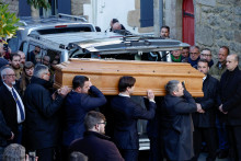 Nosiči nesú rakvu Jeana-Marie Le Pena, keď prichádzajú na pohrebný obrad v La Trinite-sur-Mer vo Francúzsku. FOTO: Reuters