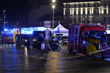 Policajti blokujú vstup na železničnú stanicu po zrážke dvoch električiek, ku ktorej došlo v tuneli vo východofrancúzskom meste Štrasburg. FOTO: TASR/AP