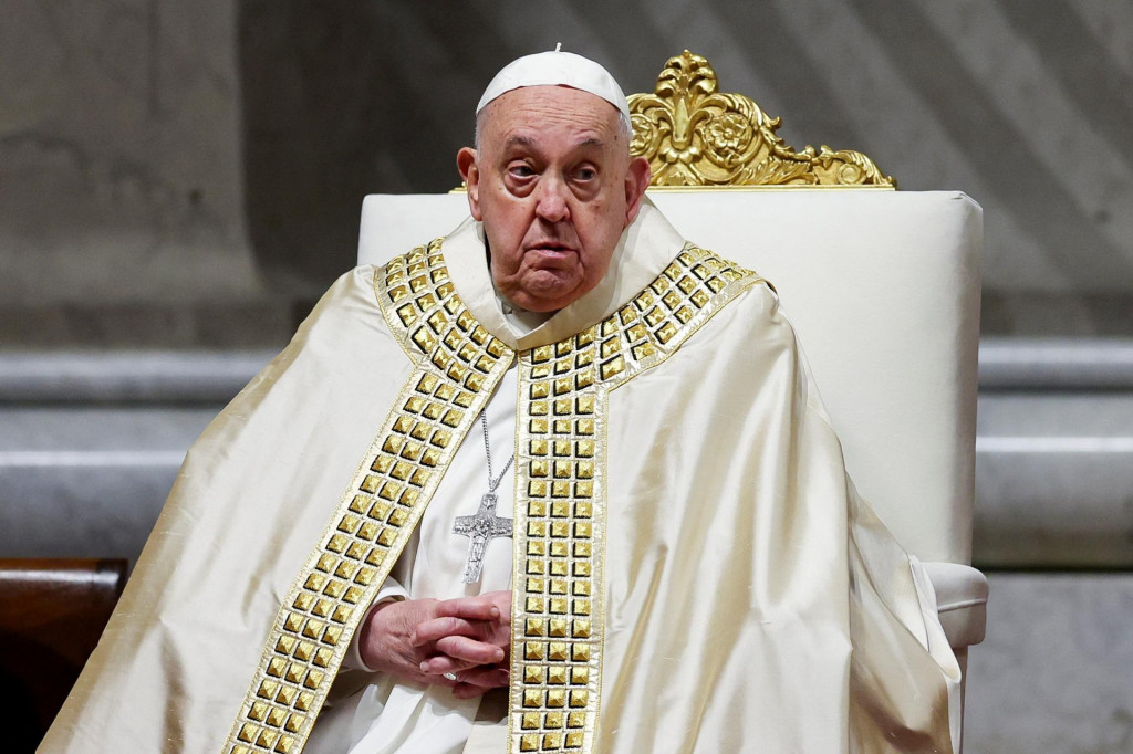 Pápež František sedí, keď vedie vešpery a modlitbu Te Deum v Bazilike svätého Petra vo Vatikáne. FOTO: Reuters