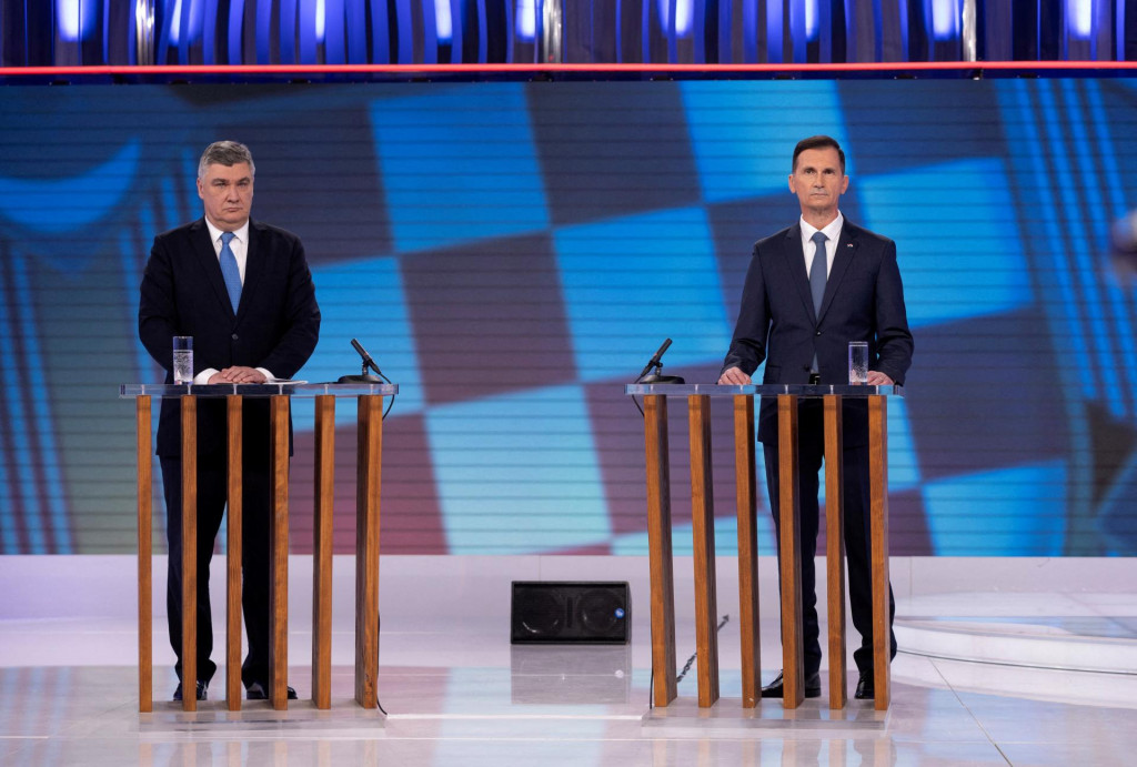Chorvátsky prezident a prezidentský kandidát Zoran Milanovič a prezidentský kandidát Dragan Primorac sa zúčastňujú televíznej diskusie v Chorvátskej rozhlasovej televízii (HRT) pred druhým kolom prezidentských volieb v Záhrebe. FOTO: Reuters