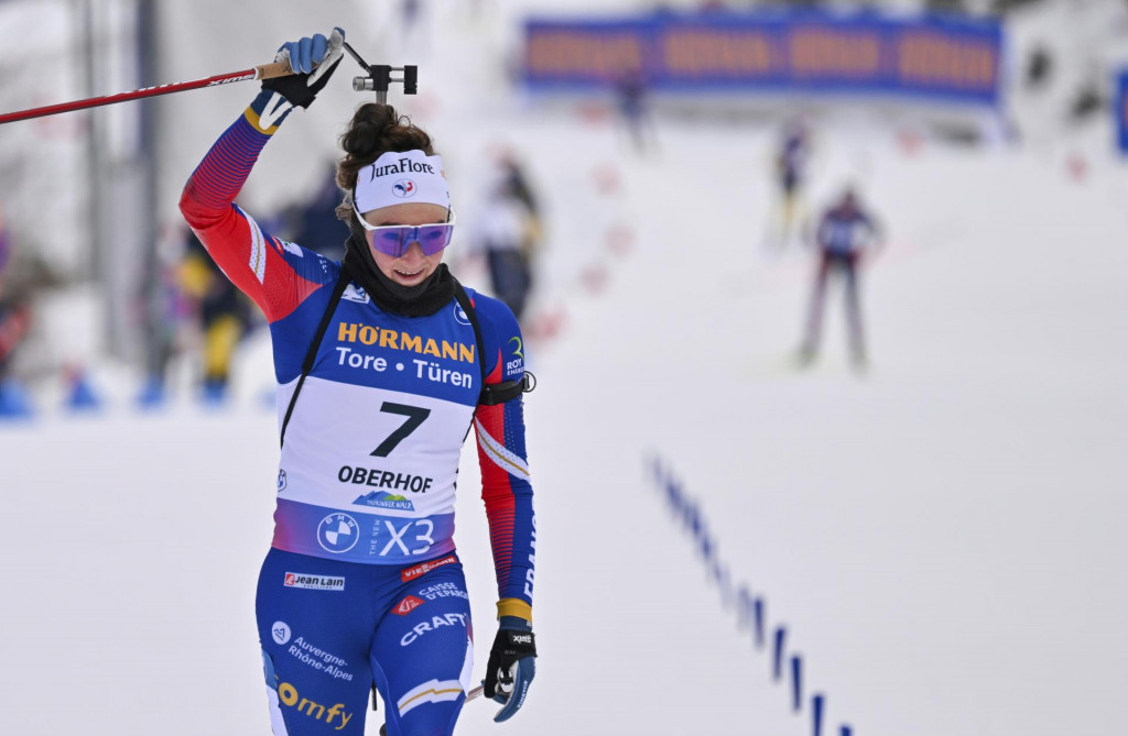 Francúzska biatlonistka Lou Jeanmonnotová víťazí v stíhacích pretekoch na 10 kilometrov na podujatí Svetového pohára v nemeckom Oberhofe. FOTO: TASR/AP