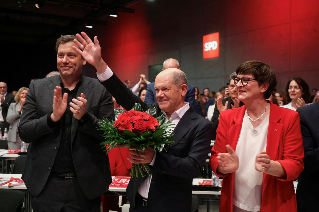 Nemeck&yacute; kancel&aacute;r Olaf Scholz a spolupredsedovia Soci&aacute;lnodemokratickej strany (SPD) Saskia Esken a Lars Klingbeil sa pred parlamentn&yacute;mi voľbami z&uacute;častňuj&uacute; na jednodňovom zjazde strany SPD v Berl&iacute;ne. FOTO: Reuters