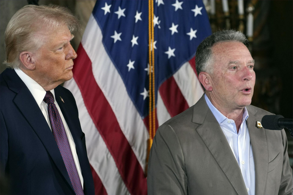 Novozvolený prezident Donald Trump počúva, ako Steve Witkoff hovorí počas tlačovej konferencie v Mar-a-Lago. FOTO: TASR/AP