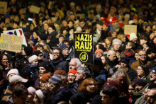 Na proteste proti FPÖ a extrémizmu, ktorý sa konal 9. januára pred úradom spolkového kancelára vo Viedni, sa zišlo približne 25 000 ľudí. FOTO: Reuters