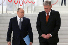 Ruský prezident Vladimir Putin a hovorca Kremľa Dmitrij Peskov. FOTO: Reuters