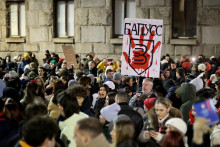 Ľudia sa zhromažďujú pred ústavným súdom, keď študenti protestujú proti vládnej politike, korupcii a nedbalosti, ktoré obviňujú zo smrti obetí katastrofy na železničnej stanici v Novom Sade. FOTO: Reuters