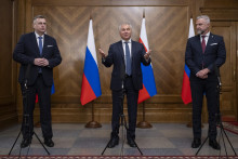 Na snímke uprostred predseda ruskej Šátnej Dumy Vjačeslav Volodin a podpredsedovia NR SR vľavo Andrej Danko (SNS) a vpravo Tibor Gašpar (Smer). FOTO: TASR