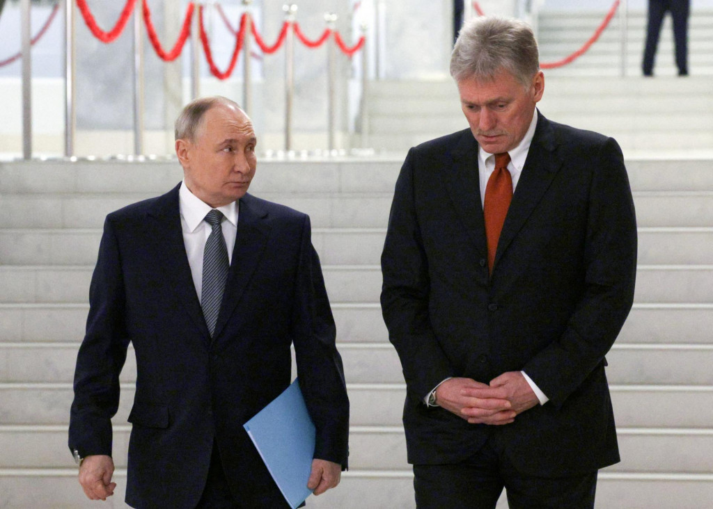 Ruský prezident Vladimir Putin a hovorca Kremľa Dmitrij Peskov. FOTO: Reuters
