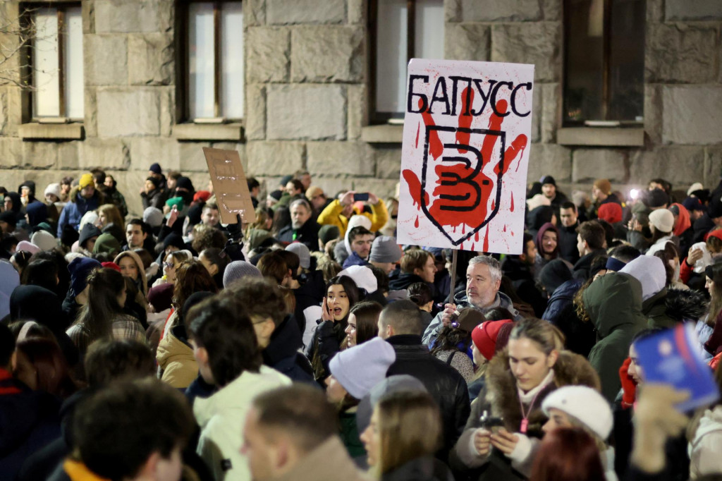 Ľudia sa zhromažďujú pred ústavným súdom, keď študenti protestujú proti vládnej politike, korupcii a nedbalosti, ktoré obviňujú zo smrti obetí katastrofy na železničnej stanici v Novom Sade. FOTO: Reuters