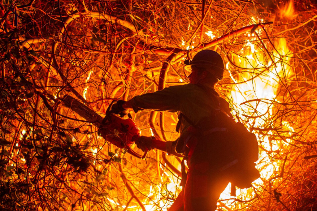 Jeden z niekoľkých požiarov, ktoré zachvátili Los Angeles. FOTO: Reuters