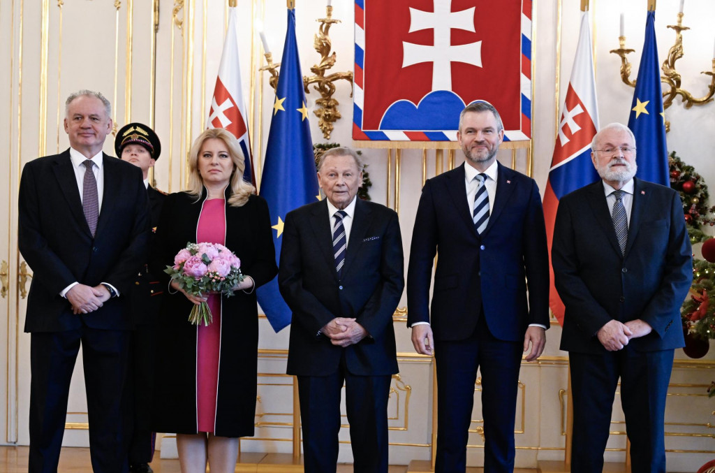Bývalí prezidenti Andrej Kiska, Zuzana Čaputová, Rudolf Schuster, súčasná hlava štátu Peter Pellegrini a Ivan Gašparovič počas stretnutia prezidentov na tradičnom novoročnom obede. FOTO: TASR - Pavel Neubauer