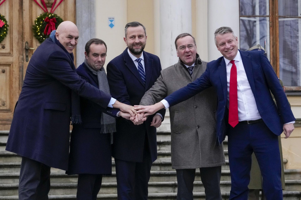 Zľava taliansky minister obrany Guido Crosetto, francúzsky minister obrany Sébastien Lecornu, poľský minister obrany Wladyslaw Kosiniak-Kamysz, nemecký minister obrany Boris Pistorius a štátny tajomník britského ministerstva obrany Luke Pollard v poľskej obci Helenów neďaleko Varšavy. FOTO: TASR/AP