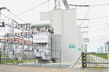 Na snímke elektrická stanica v Križovanoch nad Dudváhom. FOTO: TASR/Lukáš Grinaj