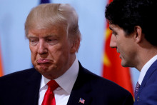 Americký prezident Donald Trump nebezpečne vtipkuje o pripojení Kanady ako 51. štátu USA. Kanadskému premiérovi Justinovi Trudeauovi sa na to ťažko reaguje. FOTO: REUTERS/C. Barria