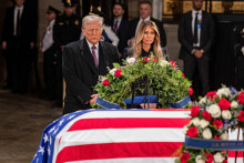 Novozvolený prezident USA Donald Trump a Melania Trump vzdávajú úctu bývalému prezidentovi USA Jimmymu Carterovi, ktorý zomrel 29. decembra vo veku 100 rokov. FOTO: Reuters