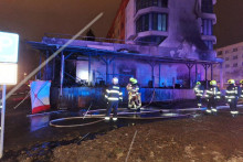 Hasiči pracujú na mieste výbuchu propán-butánovej fľaše v reštaurácii v meste Most. FOTO: Reuters/X/Hasičský záchranný zbor ČR