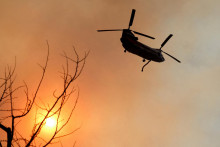 Helikoptéra prelieta nad Palisádami v Los Angeles, miestom, ktoré zmietli ničivé plamene. FOTO: REUTERS