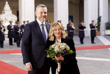 Talianska premiérka Giorgia Meloniová a prezident Peter Pellegrini pózujú pred ich stretnutím v Ríme. FOTO: TASR/AP