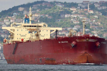 Ropn&yacute; tanker NS Creation, ktor&yacute; vlastn&iacute; popredn&aacute; rusk&aacute; tankerov&aacute; skupina Sovcomflot, prech&aacute;dza cez Bospor v Istanbule v Turecku. FOTO: Reuters
