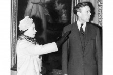 Britská kráľovná Alžbeta II. a kráľovský historik umenia Anthony Blunt. FOTO: TASR/AP