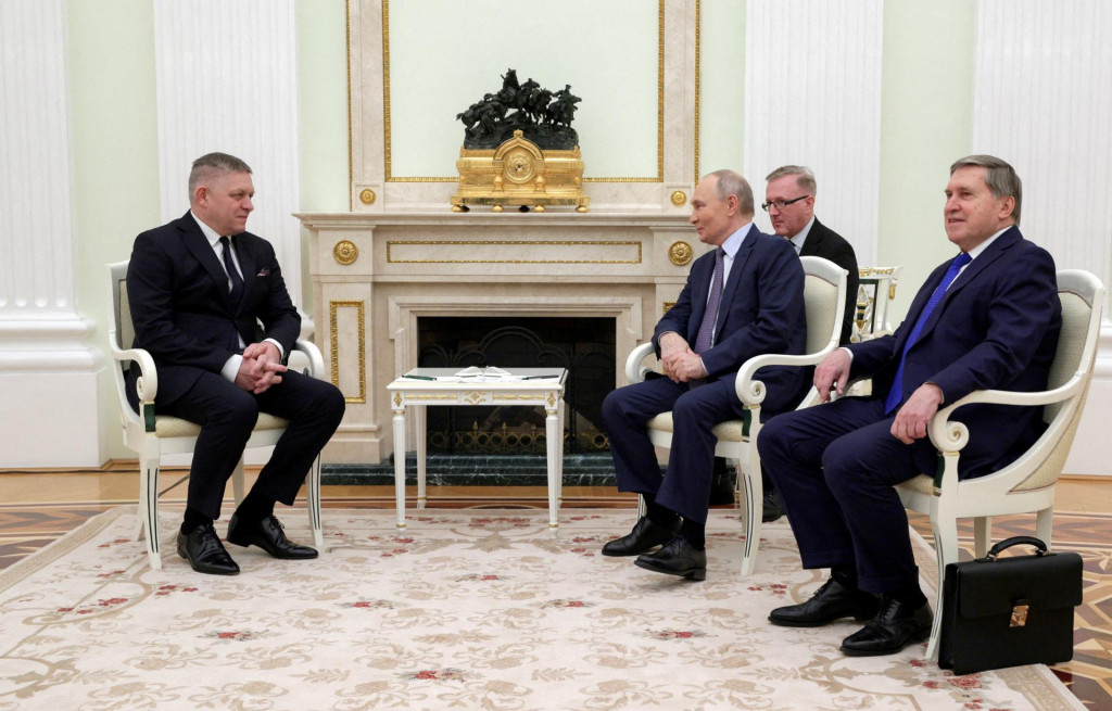 Ruský prezident Vladimir Putin a jeho pobočník Jurij Ušakov na stretnutí so slovenským premiérom Robertom Ficom v Moskve. FOTO: REUTERS