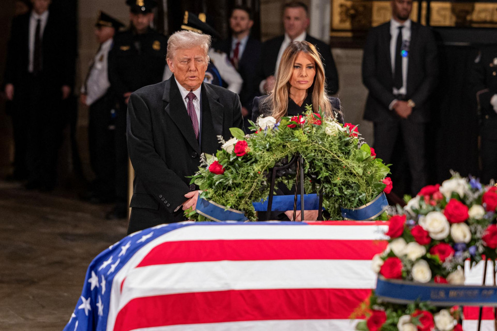 Novozvolený prezident USA Donald Trump a Melania Trump vzdávajú úctu bývalému prezidentovi USA Jimmymu Carterovi, ktorý zomrel 29. decembra vo veku 100 rokov. FOTO: Reuters