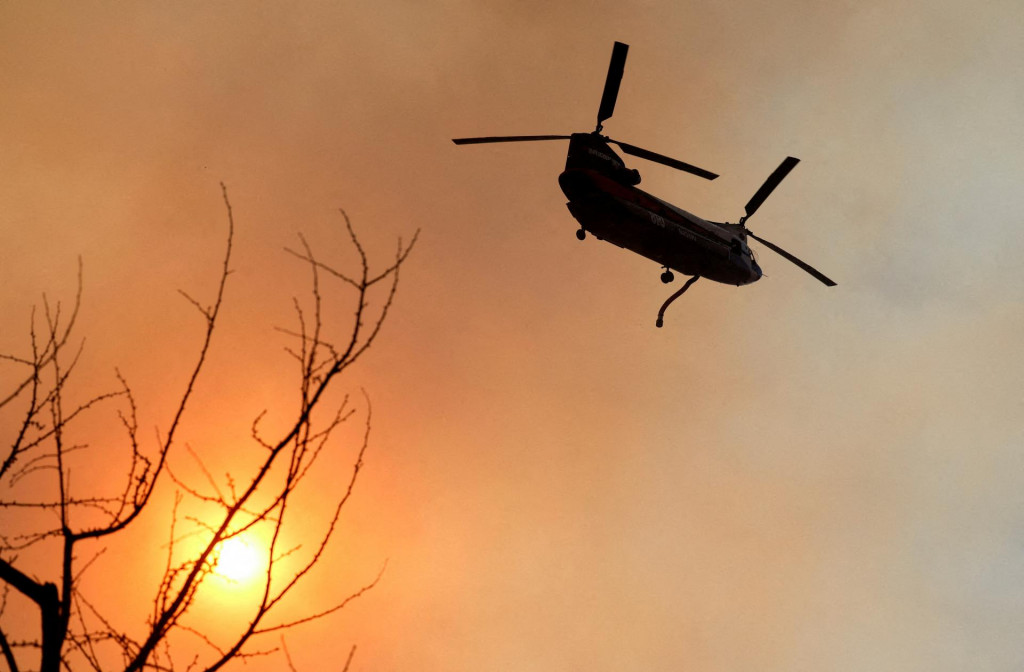 Helikoptéra prelieta nad Palisádami v Los Angeles, miestom, ktoré zmietli ničivé plamene. FOTO: REUTERS