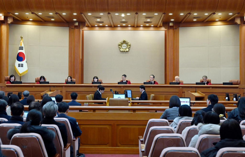 Prvé ústne pojednávanie v procese ústavnej obžaloby prezidenta Jun Sok-jola za jeho pokus vyhlásiť vlani v decembri stanné právo. FOTO: Reuters